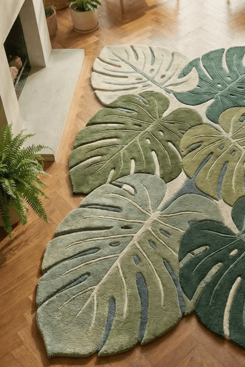 Monstera leaf rug decor featuring lush green tones, adding a nature-inspired aesthetic to modern interiors.