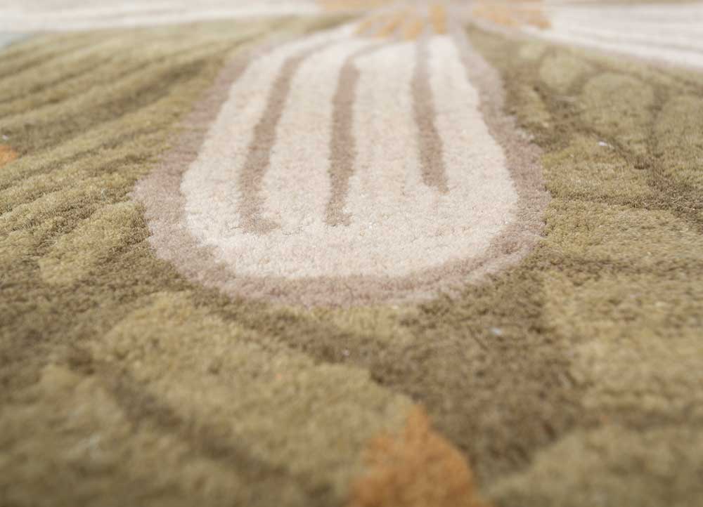 off white/medium green Floral Hand Tufted Rug