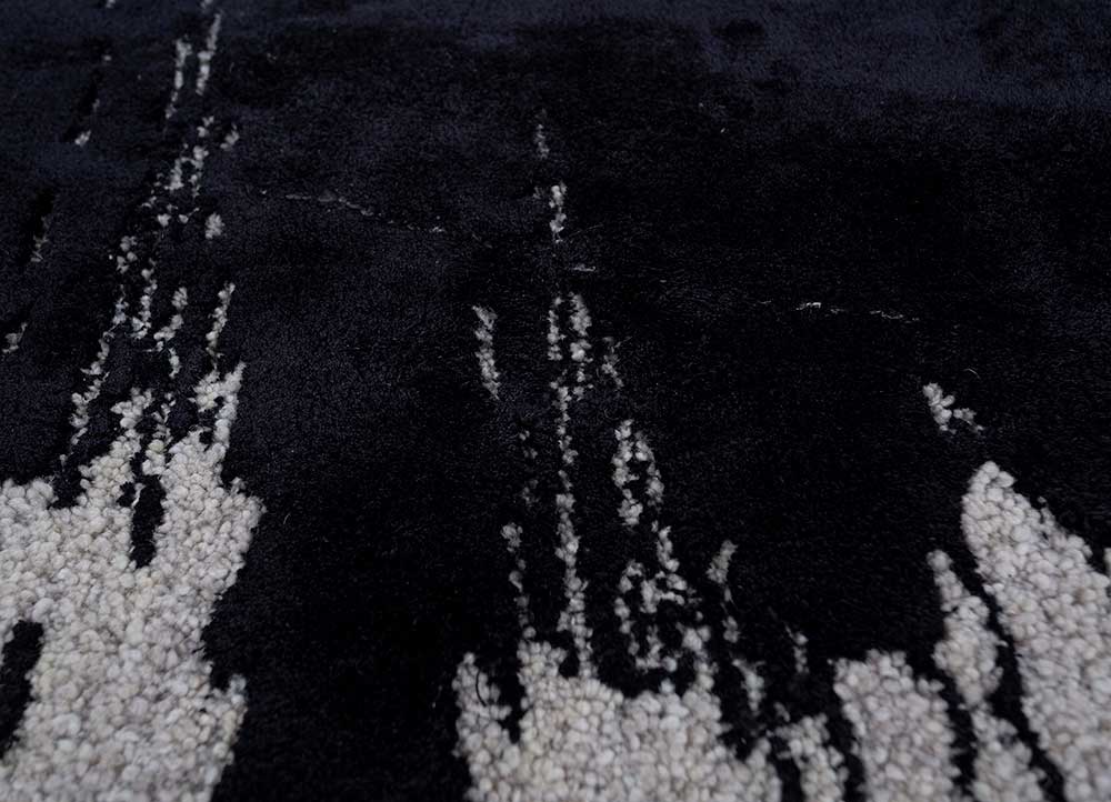 bony/white hand tufted Rug