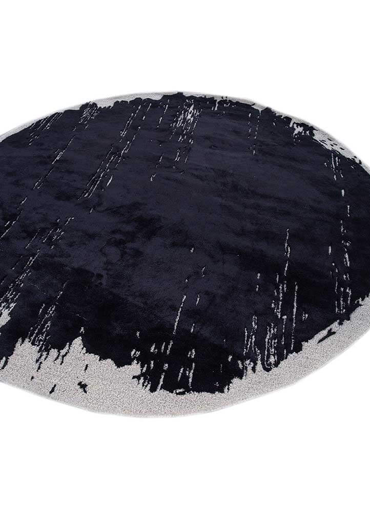 bony/white hand tufted Rug